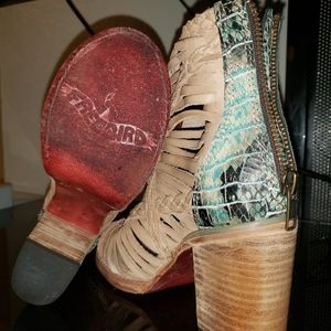 COPY - FREEBIRD BY STEVEN. BELA SIZE 5. GENTLY WORN. 3  times ONLY.